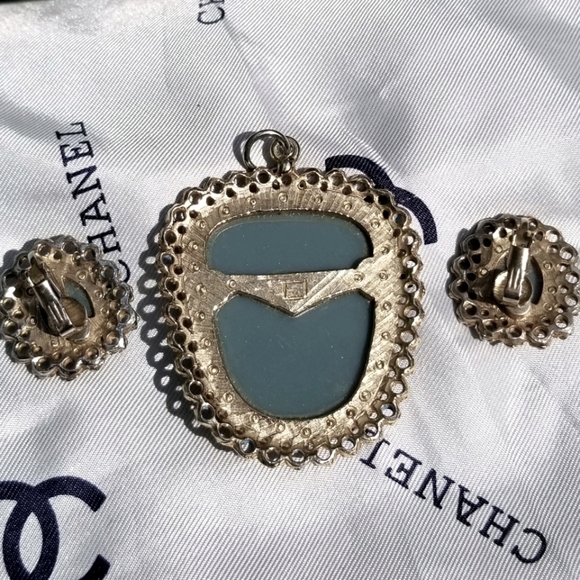 Vintage Blue Lucite Cameo Pendant & Earrings - Picture 5 of 5